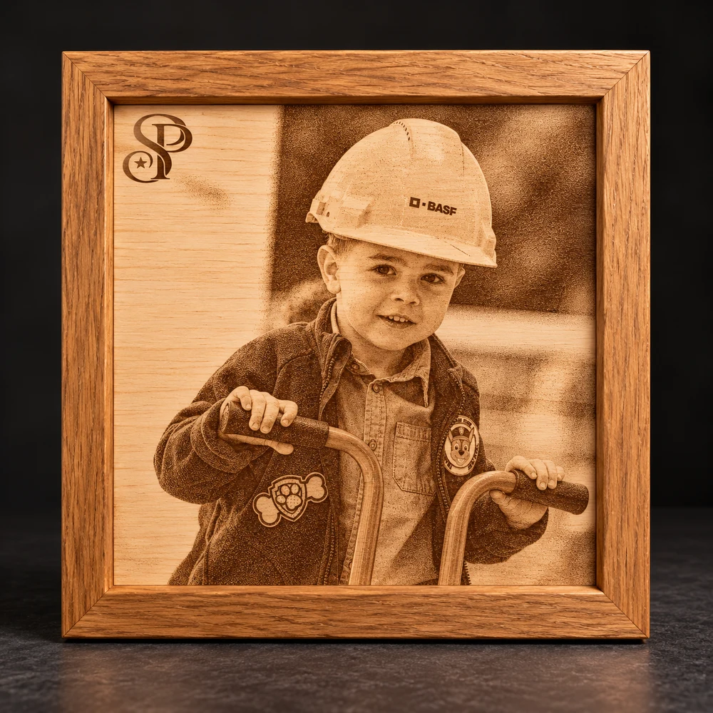 Produktentwurf: Kinderportrait in Holz graviert mit eigenem Holzrahmen