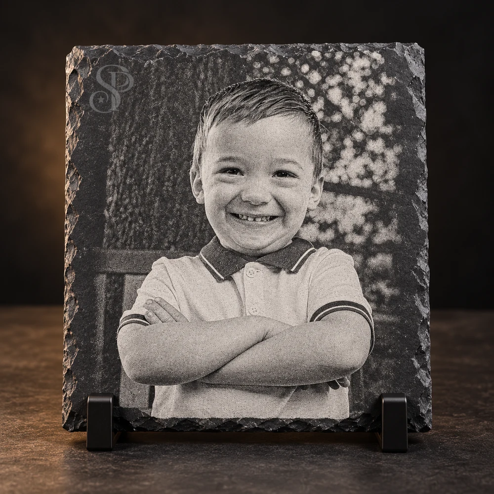 Produktentwurf: Kinderportrait als helle Gravur auf dunklem Schiefer